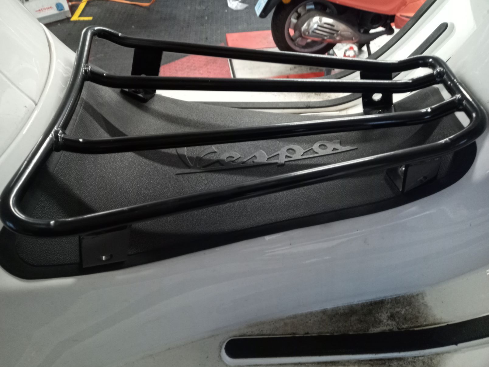 Gepäckträger Durchstieg für Vespa GT, GTS, GTV 125/300 schwarz Gepäckträger Durchstieg für Vespa GT, GTS, GTV 125/300 schwarz