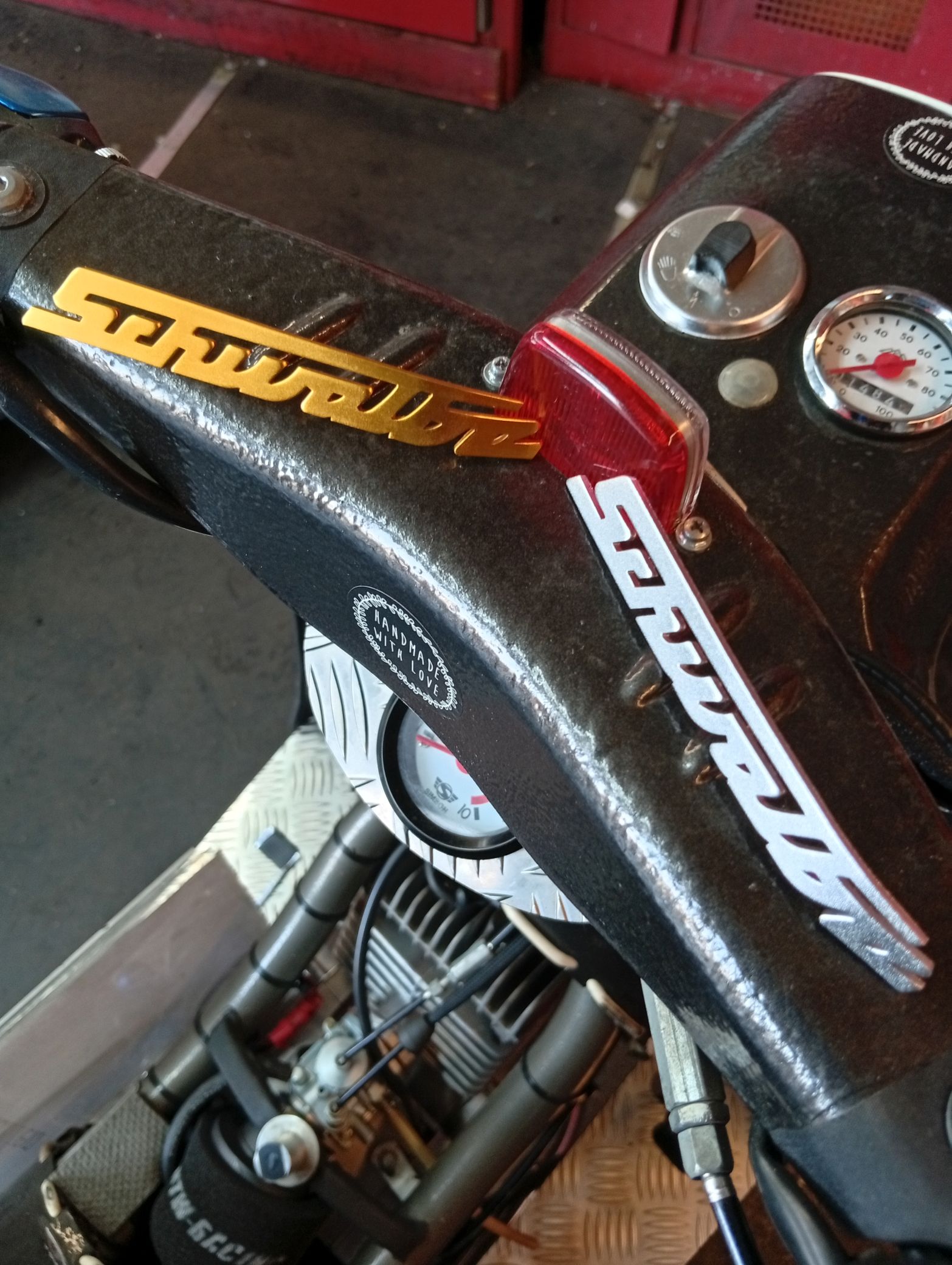 Simson Schwalbe Schriftzug Aluminium Knieblech