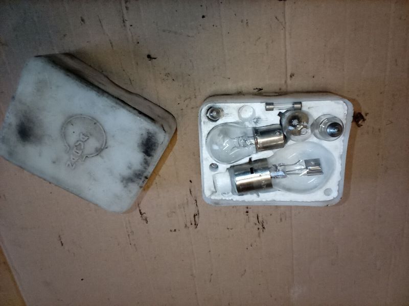 Originaler DDR Kasten für die Ersatzglühlampen. Originalzubehör Originaler DDR Kasten für die Ersatzglühlampen. Originalzubehör