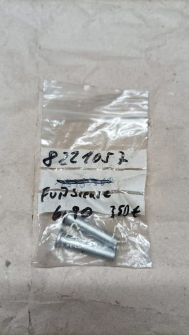 IMG_20211214_165315 Aprilia Dorsoduro RS Fussrasten Bolzen Halter 8221057